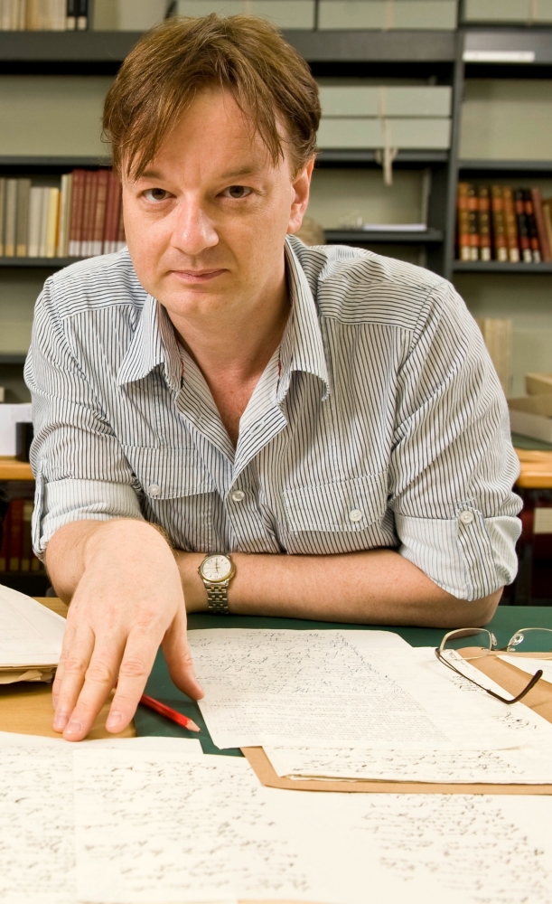 Patrick Amstutz consultant un manuscrit à la Bibliothèque cantonale de Fribourg (20 août 2009).